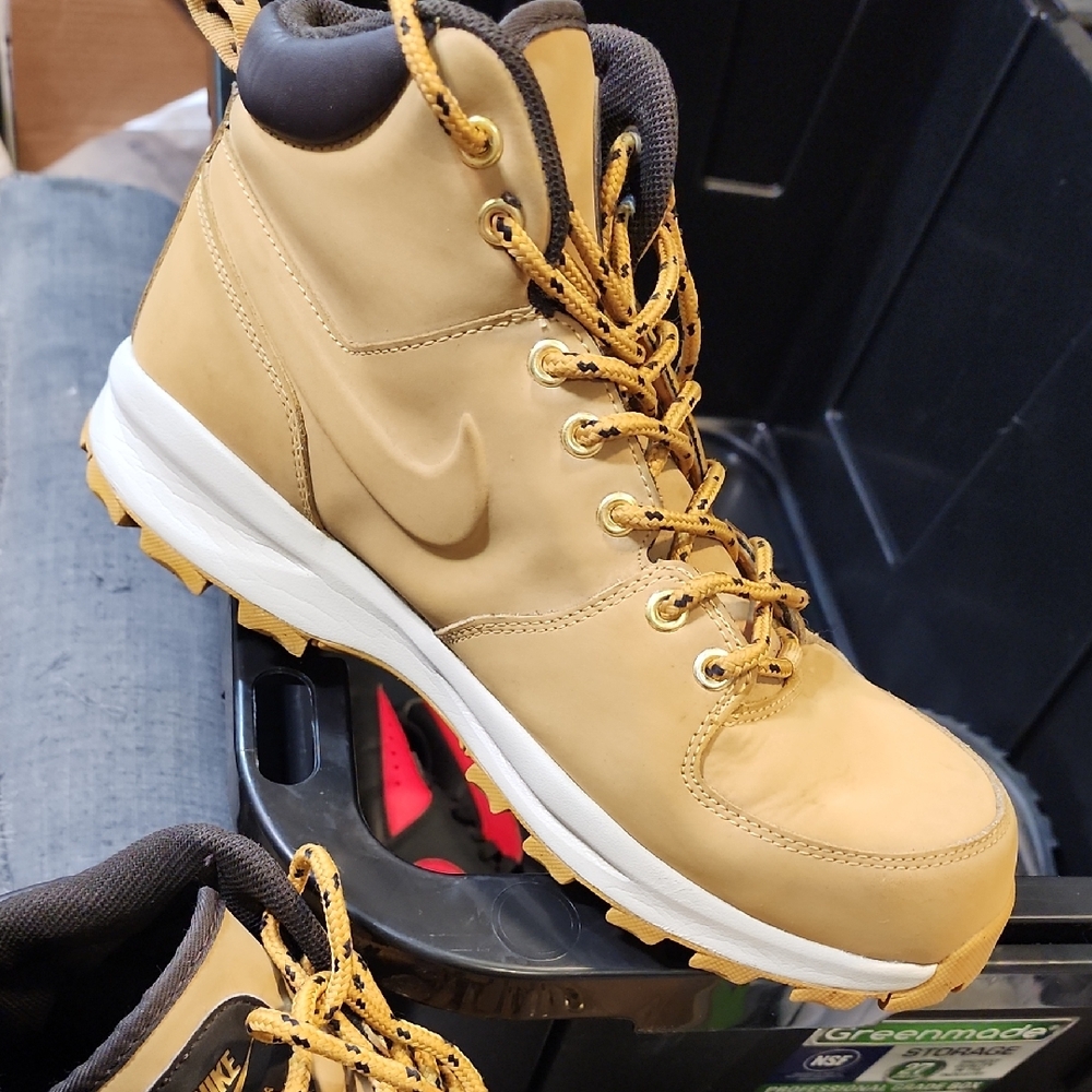 Nike Men's Tan and Black Boots